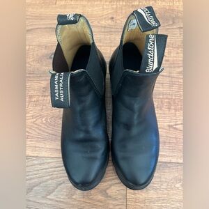 Blundstone heeled women’s boots size 8.